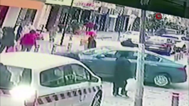 Baygınlık geçiren sürücü önce yayaya çarptı sonra dükkana daldı