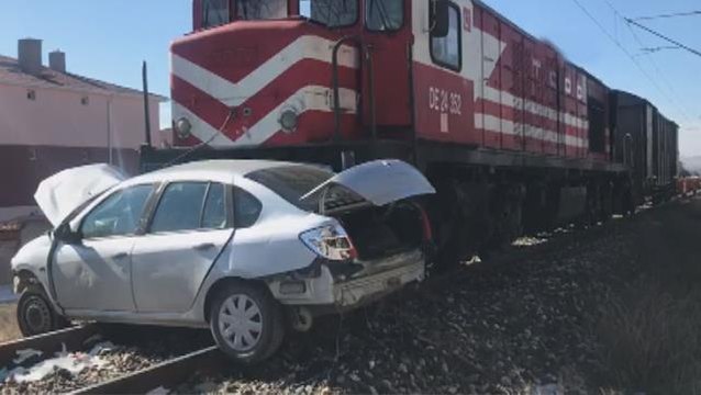 Ankara'da hemzemin geçitten geçmeye çalışan otomobile yük treni çarptı: 1 ölü, 2 yaralı