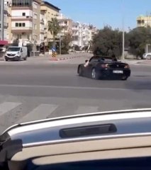 Düğün konvoyunda üstü açık spor arabası yaptığı drift yürekleri ağza getirdi