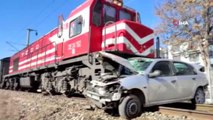 Yük treni hemzemin geçitten geçmeye çalışan otomobile çarptı: 1 ölü, 2 yaralı