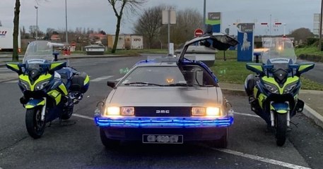 Une DeLorean, que n'aurait pas reniée « Doc » Brown, contrôlée par des gendarmes sur l'A1