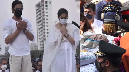 Shahrukh Khan ने Lata Mangeshkar के लिए दुआ में हाथ फैलाए, Manager Pooja ने नमन किया | FilmiBeat