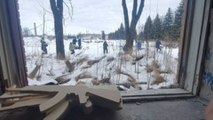 Civiles con fusiles de madera aprenden a defender la capital ucraniana