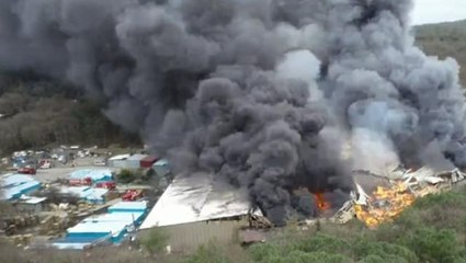 İstanbul Kemerburgaz'daki doğal kaynak suyu tesisinde büyük yangın! Patlama sesleri geliyor