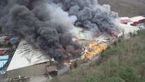 İstanbul Kemerburgaz'daki doğal kaynak suyu tesisinde büyük yangın! Art arda patlama sesleri geldi