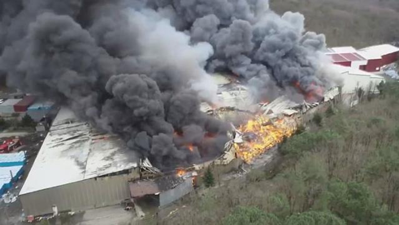 İstanbul Kemerburgaz'daki doğal kaynak suyu tesisinde büyük yangın! Art arda patlama sesleri geldi