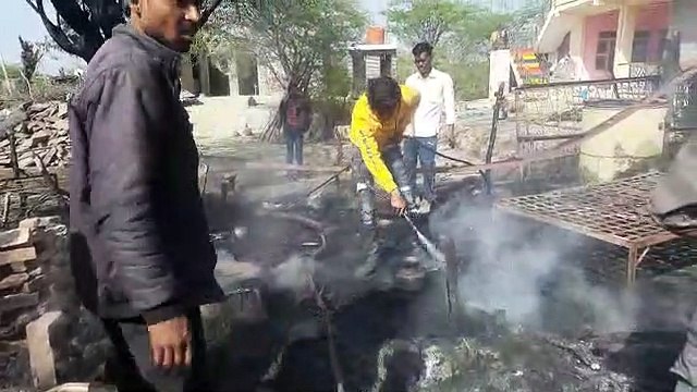 Video : विद्युत लाइन में स्पार्किंग से झोपड़ी में आग लगी, महिला झुलसी