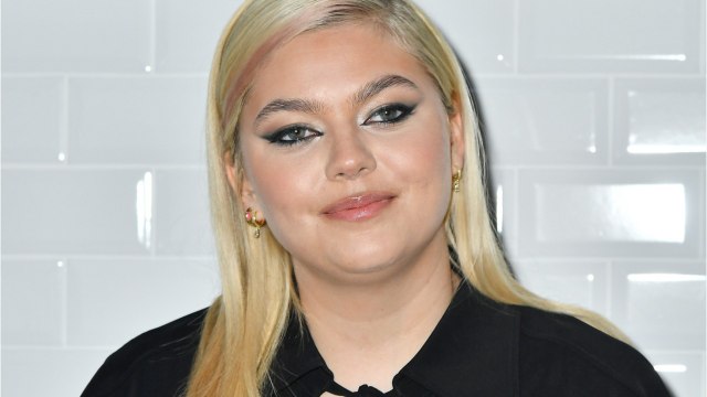 VOICI : Louane : la chanteuse prend la pose au réveil et fait sensation auprès de ses abonnés