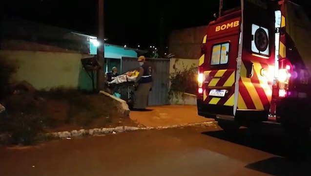 Idosa de 78 anos é socorrida após sofrer queda de plano elevado