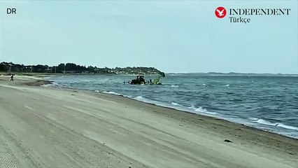 Plajı, çöpleri denize bırakarak temizlediler