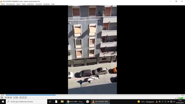 Vento, volano pezzi di tetto a Sesto San Giovanni