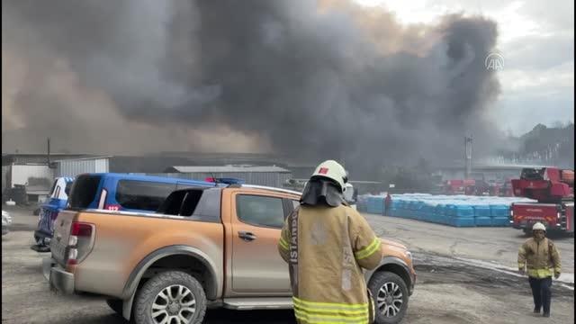 Eyüpsultan'da su dolum tesisinde çıkan yangına müdahale ediliyor (2)