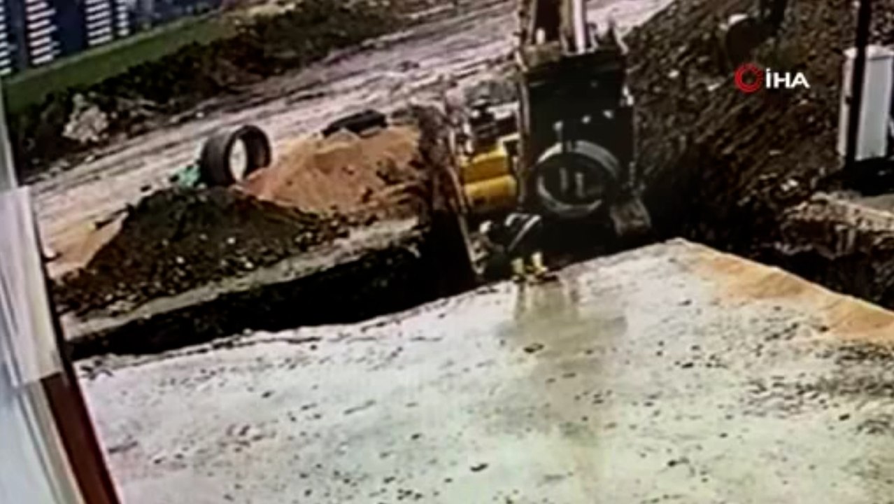 İş makinesi kepçesinin işçinin üzerine düştüğü anlar kameraya yansıdı