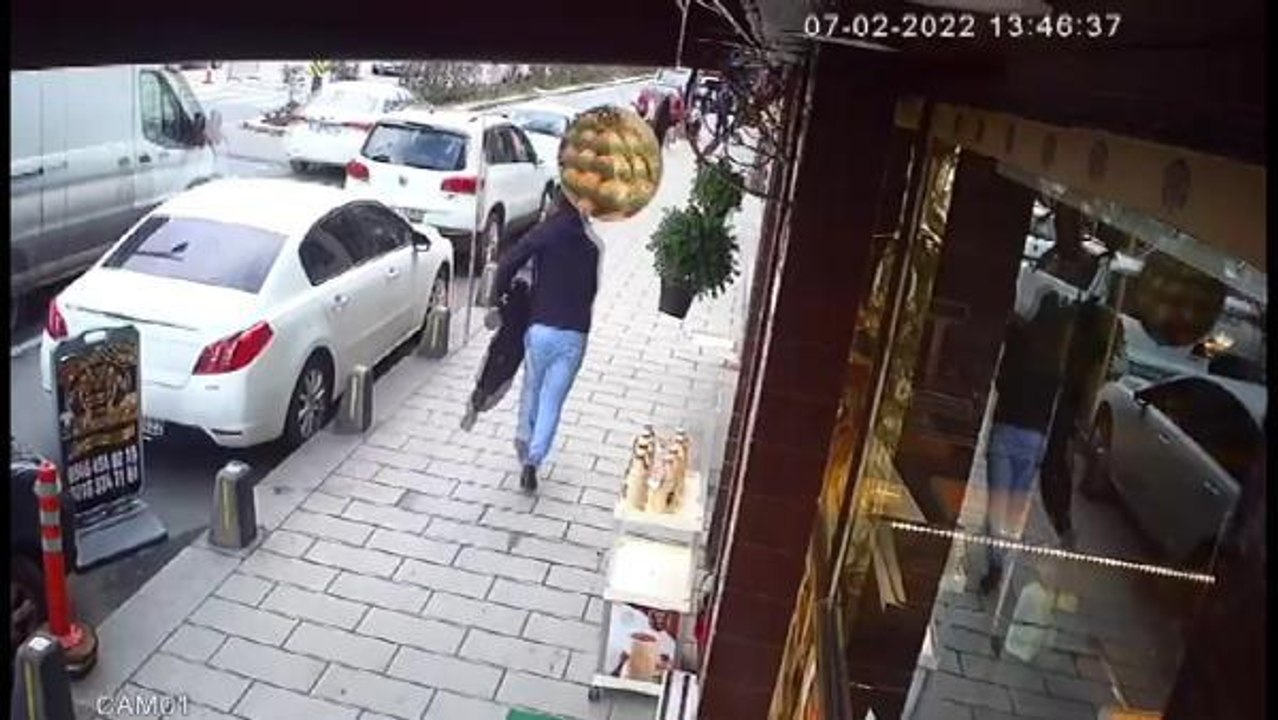 Son dakika haberi... Üsküdar'da patlama sırasında çevrede yaşanan panik güvenlik kamerasına yansıdı