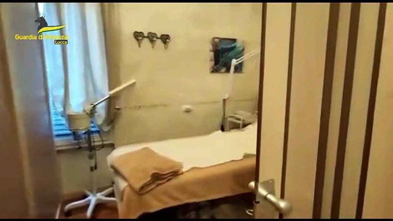 Viareggio, dentro lo studio del finto chirurgo estetico