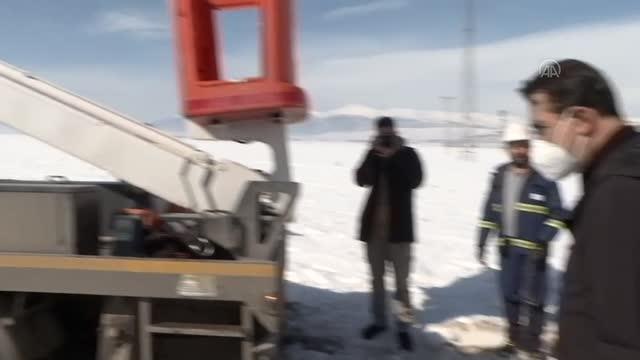 Son dakika haber | Bakan Dönmez, kara saplanan elektrik arıza aracını çıkarmaya çalışan ekibe yardım etti
