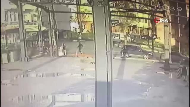 Avcılar'da, hırsızlığı önlemeye çalışan adam 7 kişilik grubun saldırısına uğradı... O anlar kamerada