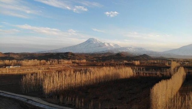 İrem Bağları ve Ağrı Dağı birlikte göz kamaştırıyor