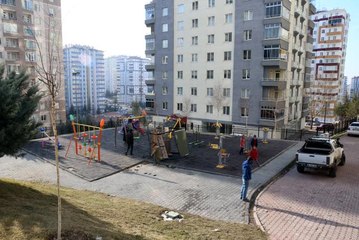 Freni boşalan pikap çocuk parkına girdi, 2 kişi yaralandı