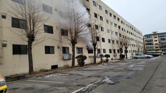 부천 아파트 화재...주민 1명 사망·11명 연기 흡입 / YTN