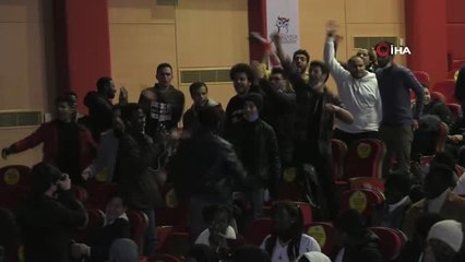 Tải video: Mısır ve Senegalli öğrenciler Afrika Kupası finalini birlikte izledi