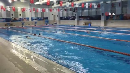 Biga Belediyesi ile kış ayılarında da güvenle yüzme öğreniyorlar