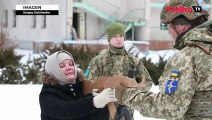 Civiles ucranianos se entrenan con fusiles de madera mientras Europa exprime la vía diplomática
