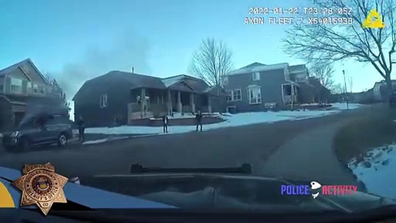 Héros du jour, ce policier sauve un chien coincé dans une voiture en feu