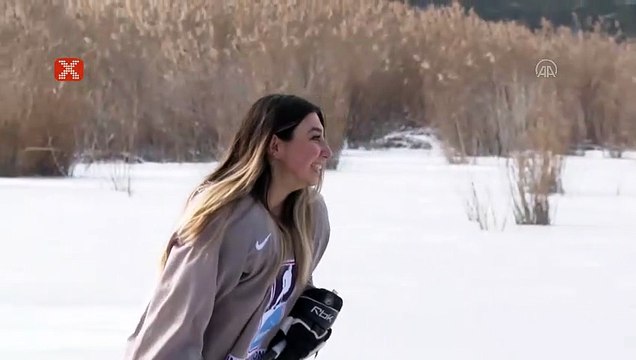 Eymir Gölünde buz hokeyi oynadılar