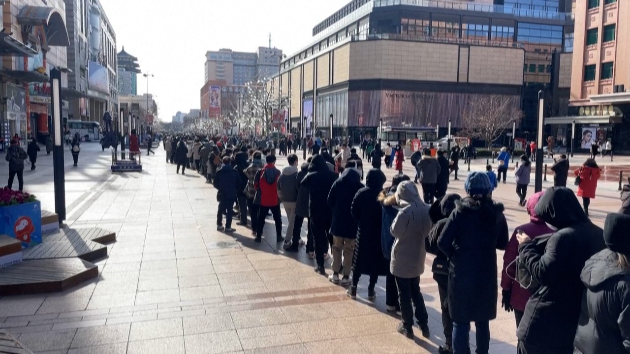 JO de Pékin : des files d’attente interminables pour une peluche panda, mascotte officielle