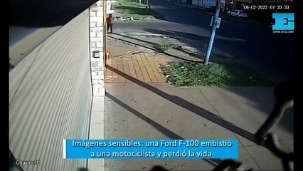 Imágenes sensibles una Ford F-100 embistió a una motociclista y perdió la vida