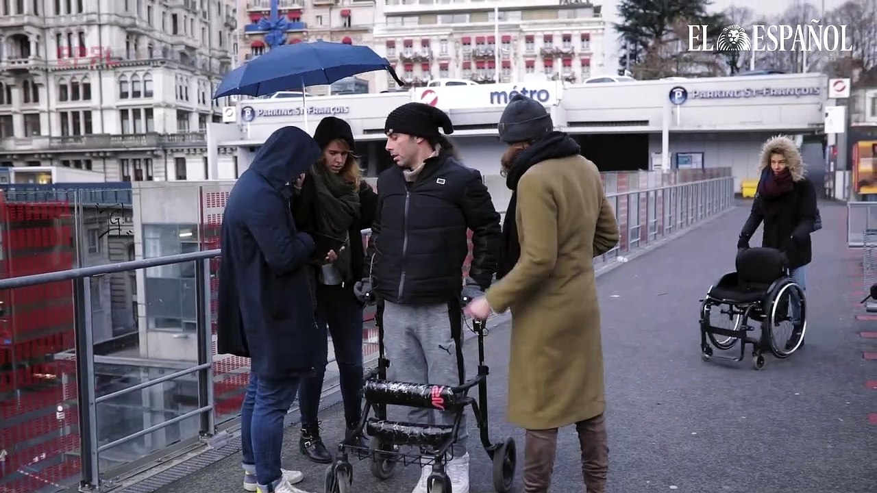 Parapléjicos logran andar a las horas de implantarles un sistema de electrodos en la médula espinal.
