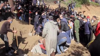 우물에서 숨진 모로코 아이 장례식 "우리 모두의 아들" / YTN