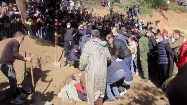 우물에서 숨진 모로코 아이 장례식 우리 모두의 아들 / YTN