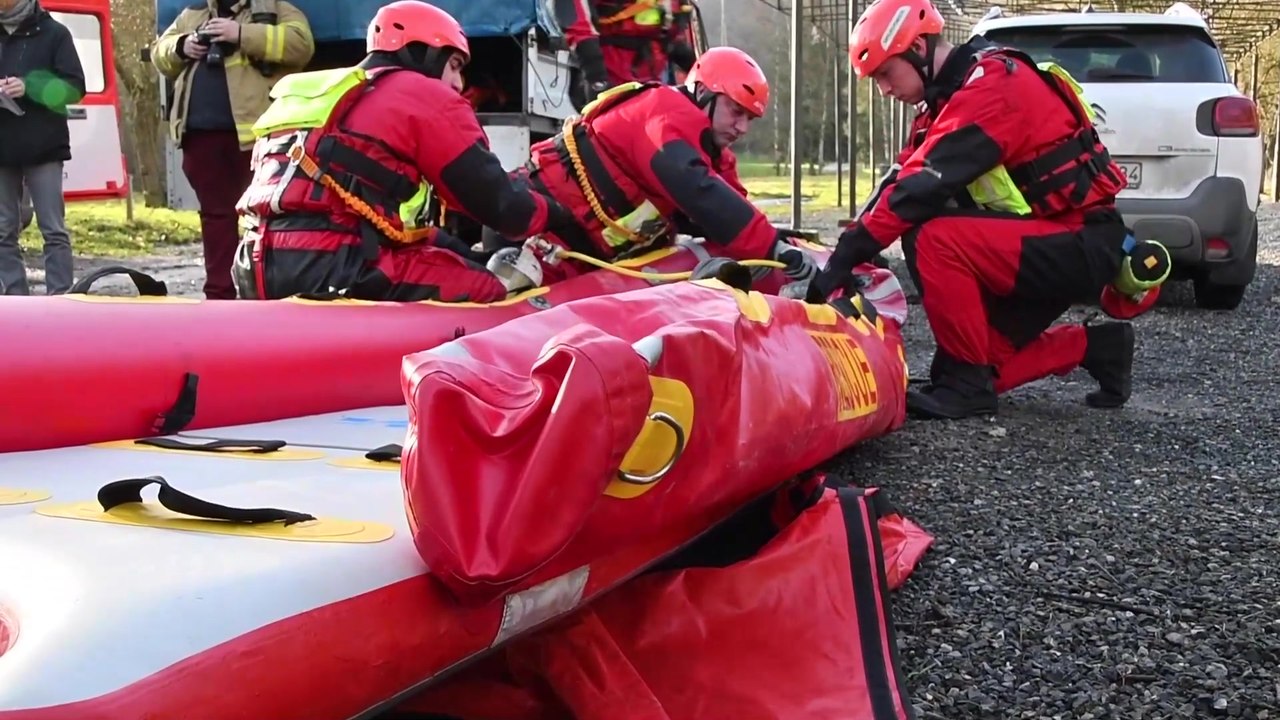 Dinant: les pompiers nageurs-sauveteurs de la zone Dinaphi s'entrainent dans la Lesse (07.02.22)