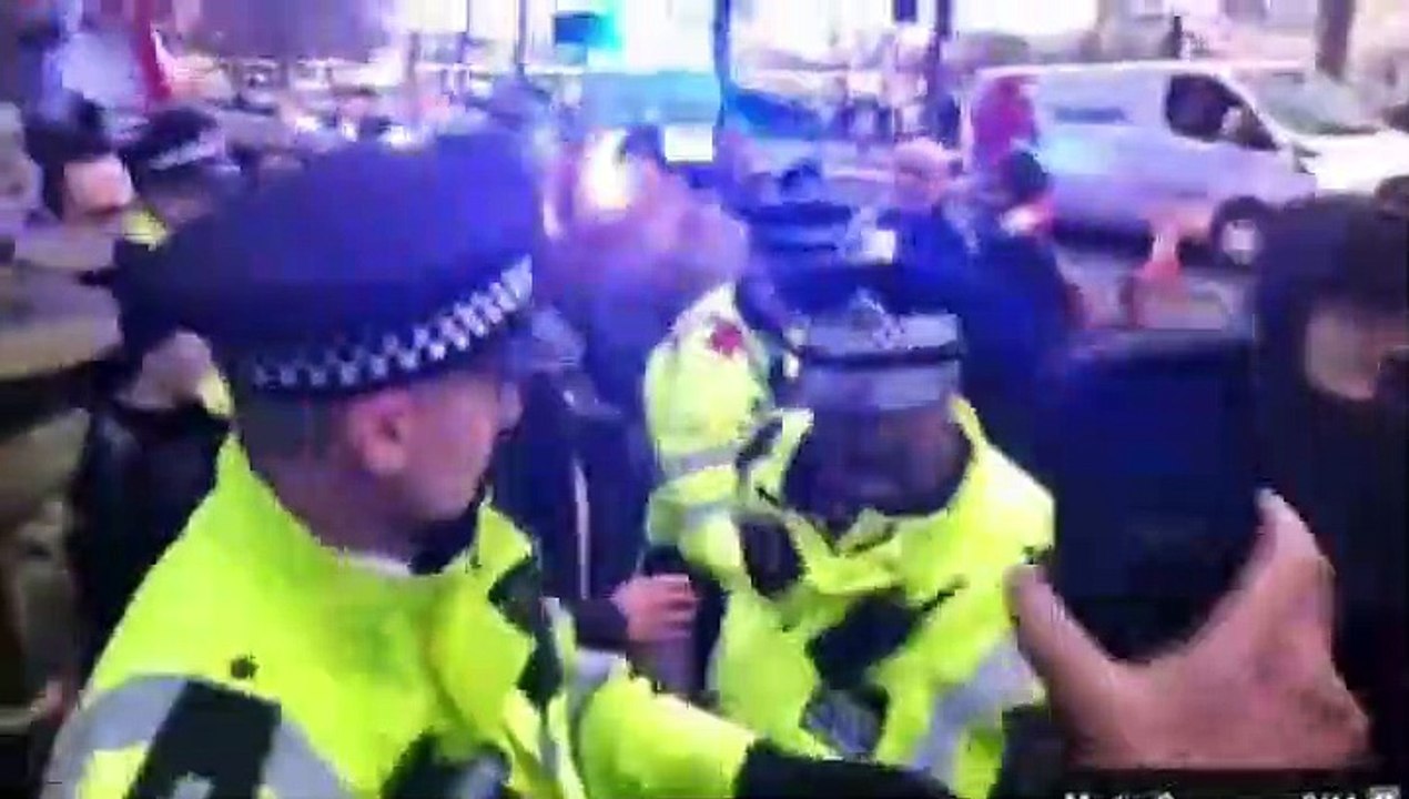 Keir Starmer confrontado por protestantes