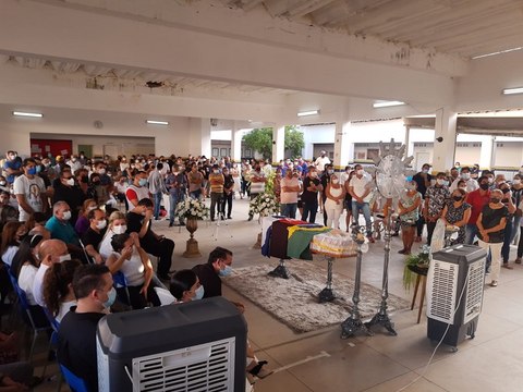 Centenas de pessoas acompanham velório e sepultamento de ex-prefeita de São João do Rio do Peixe