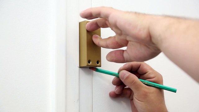 Les Tutos Maison & Travaux - Comment poser un verrou ?