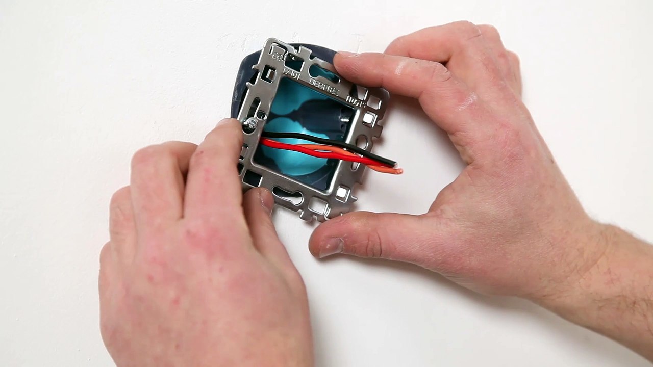 Les Tutos Maison & Travaux - Comment poser une commande VMC ?