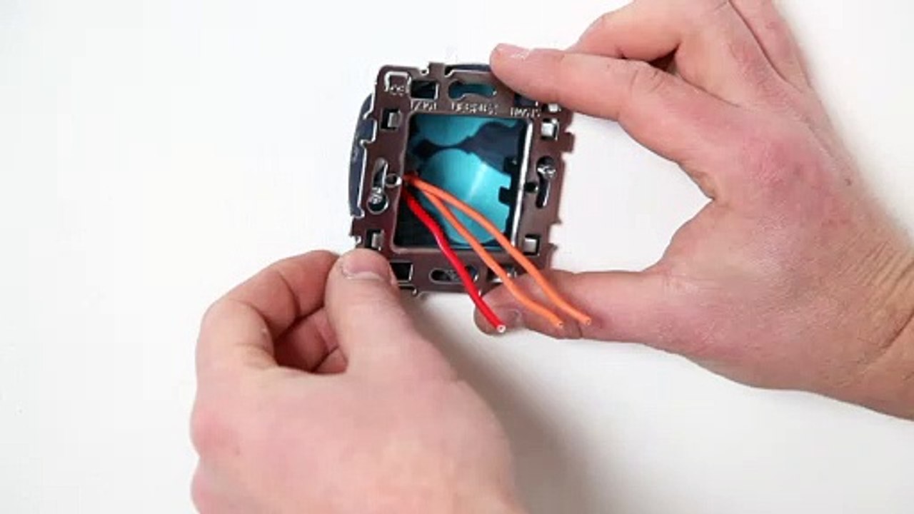 Les Tutos Maison & Travaux - Comment poser une commande de volet roulant ?