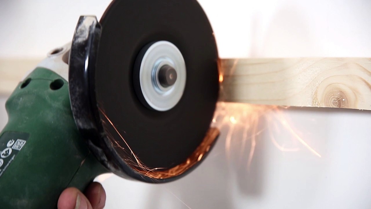 Les Tutos Maison & Travaux - Comment débloquer ou extraire une vis à tête abimée ?