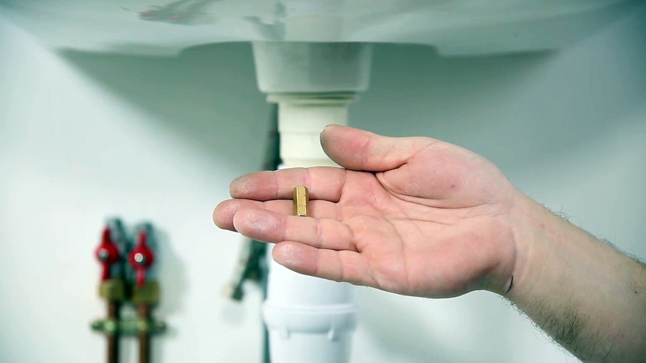 Les Tutos Maison & Travaux - Comment installer un mitigeur et un raccordement sur le tuyau d'arrivée d'eau ?