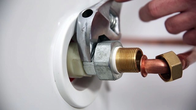 Les Tutos Maison & Travaux - Comment raccorder un chauffe-eau ?
