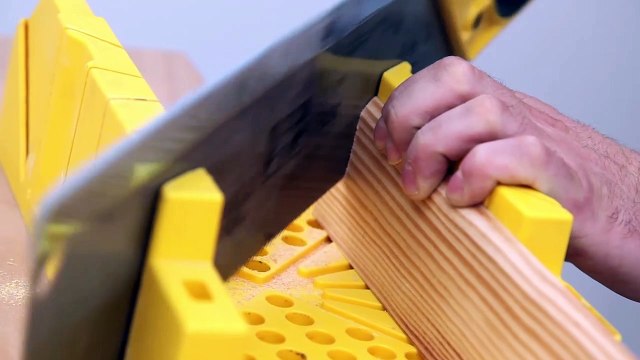 Les Tutos Maison & Travaux - Comment coller ou clouer une plinthe en angle ?