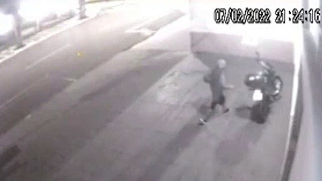 Imagens mostram ladrão furtando motocicleta Honda de placa ARE-9E65, na Rua São Paulo no Centro