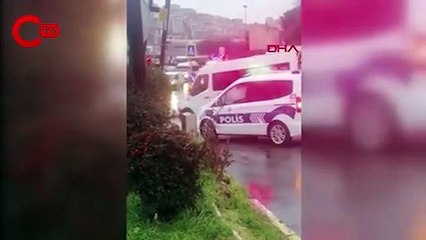 Eyüpsultan'da tramvay yolun karşısına geçmeye çalışan kadına çarptı