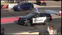 VÍDEO: un coche patrulla americano contra un Tesla Model Y y un Chevrolet Camaro, ¿cuál gana?