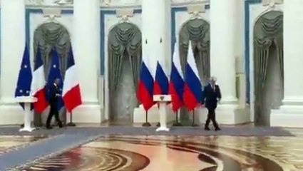 Putin, Macron'u beklemeden salondan ayrıldı