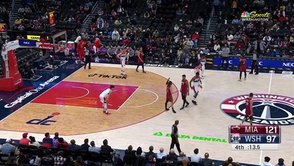 Un assistant des Wizards s'embrouille avec un spectateur