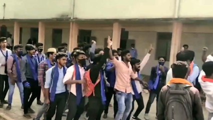 ಹಿಜಾಬ್ ಹಾಗು ಕೇಸರಿ ಶಾಲು ಧರಿಸಿ ಕಾಲೇಜಿನ ಮುಂದೆಯೇ ಗಲಾಟೆ | Oneindia Kannada